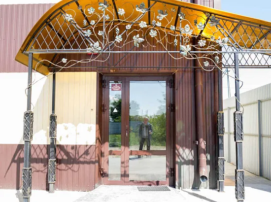 Вход в здание для посетителей