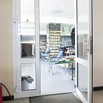 Дверь в торговый зал