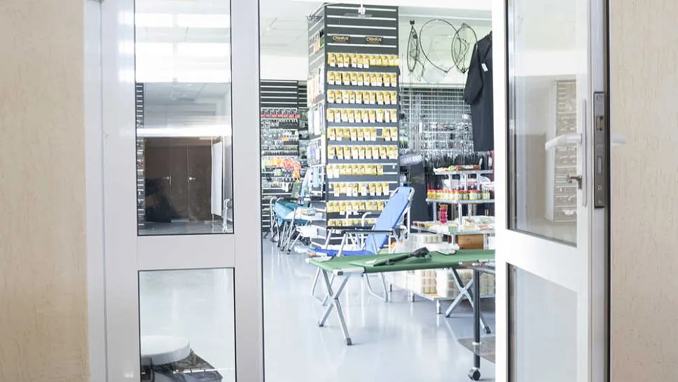 Дверь в торговый зал